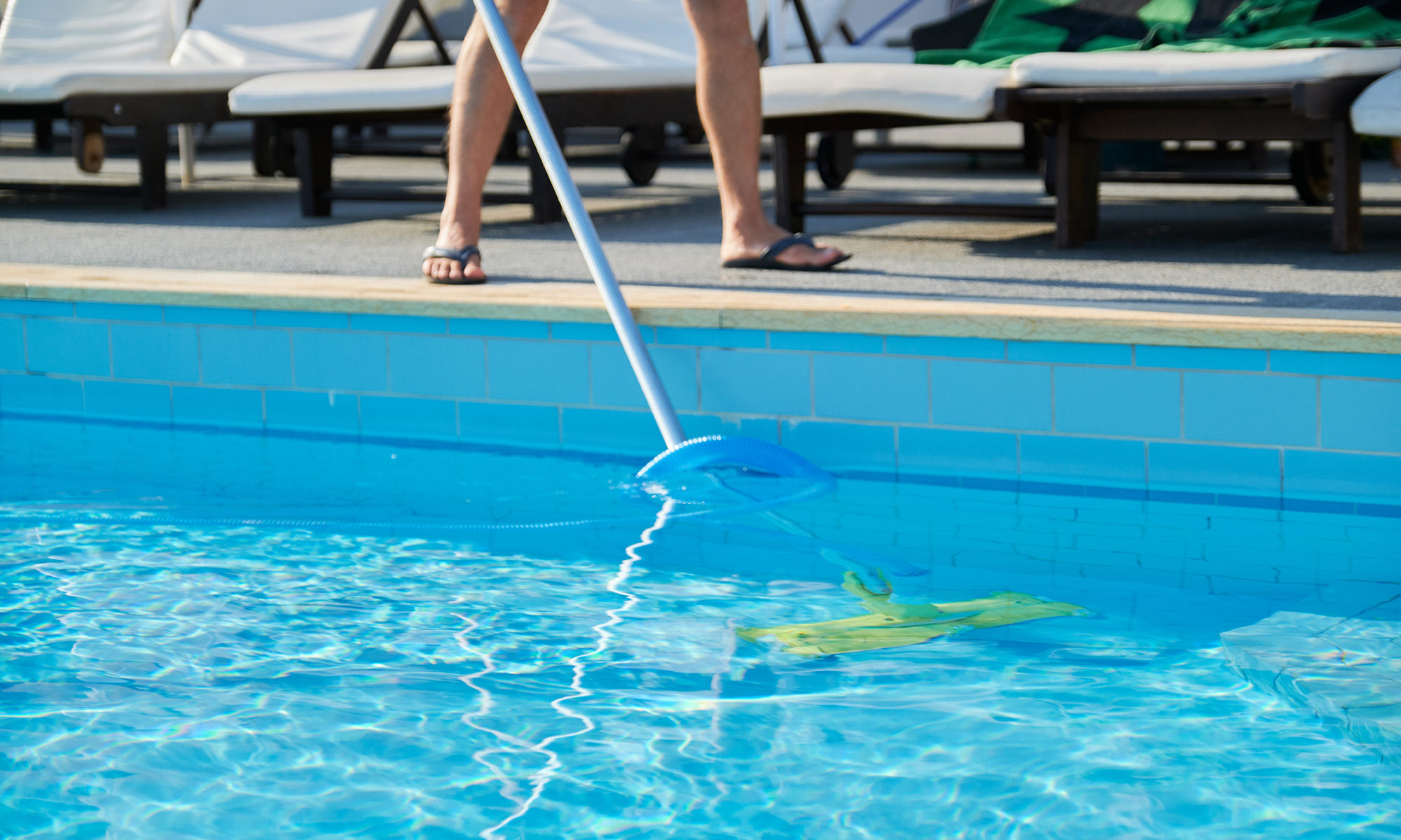 saiba como limpar a piscina você mesmo