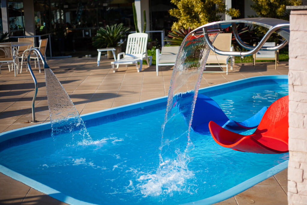 piscina com cascatas