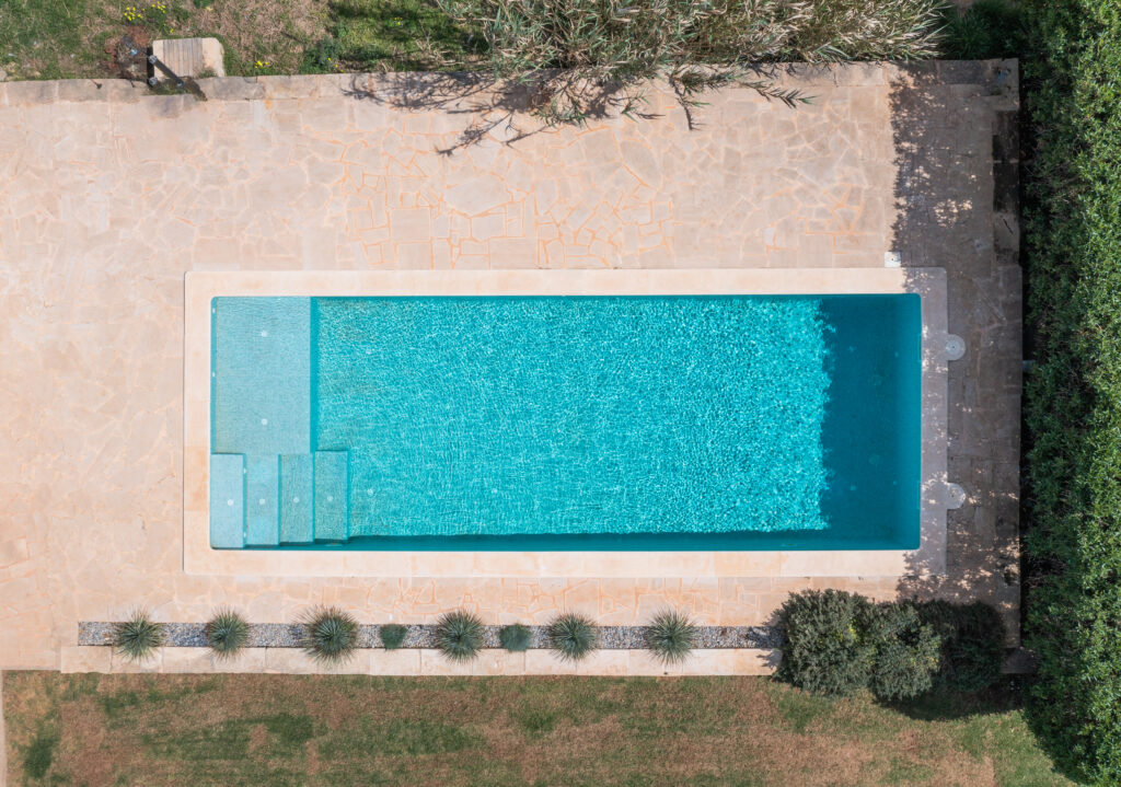 a melhor escolha para escolher o lugar da construção da piscina em casa é apostar em áreas com azulejos ou em locais abertos